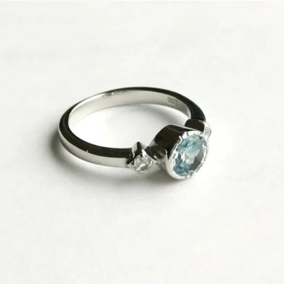 THREE stone sky blue topaz ring sterling silver size 6 - Picture 4 of 6